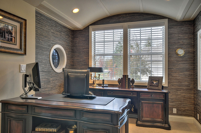 Foto de despacho tradicional extra grande sin chimenea con paredes beige, moqueta y escritorio independiente