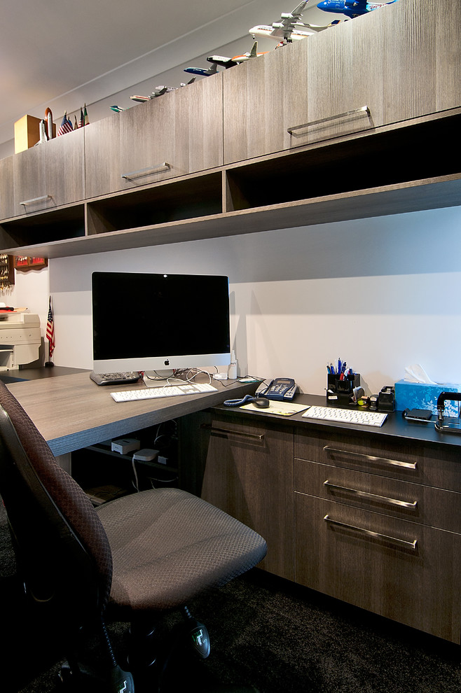 Ejemplo de despacho minimalista de tamaño medio con paredes grises, moqueta y escritorio empotrado