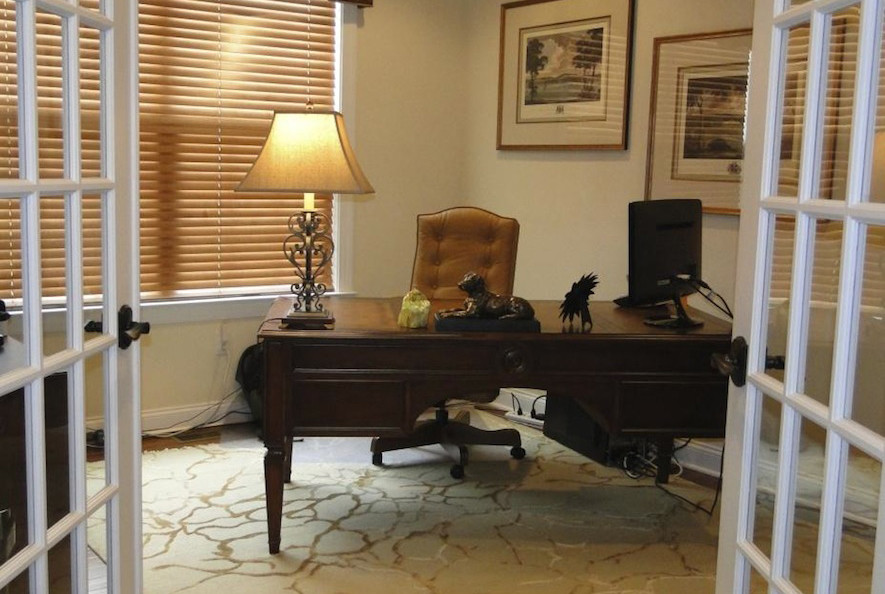 Aménagement d'un petit bureau éclectique avec un mur beige, un sol en bois brun, un bureau indépendant et un sol marron.