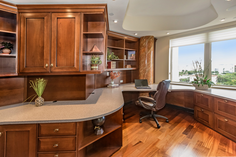 Idée de décoration pour un bureau design de taille moyenne avec un mur marron, un sol en bois brun, un bureau intégré et un sol marron.
