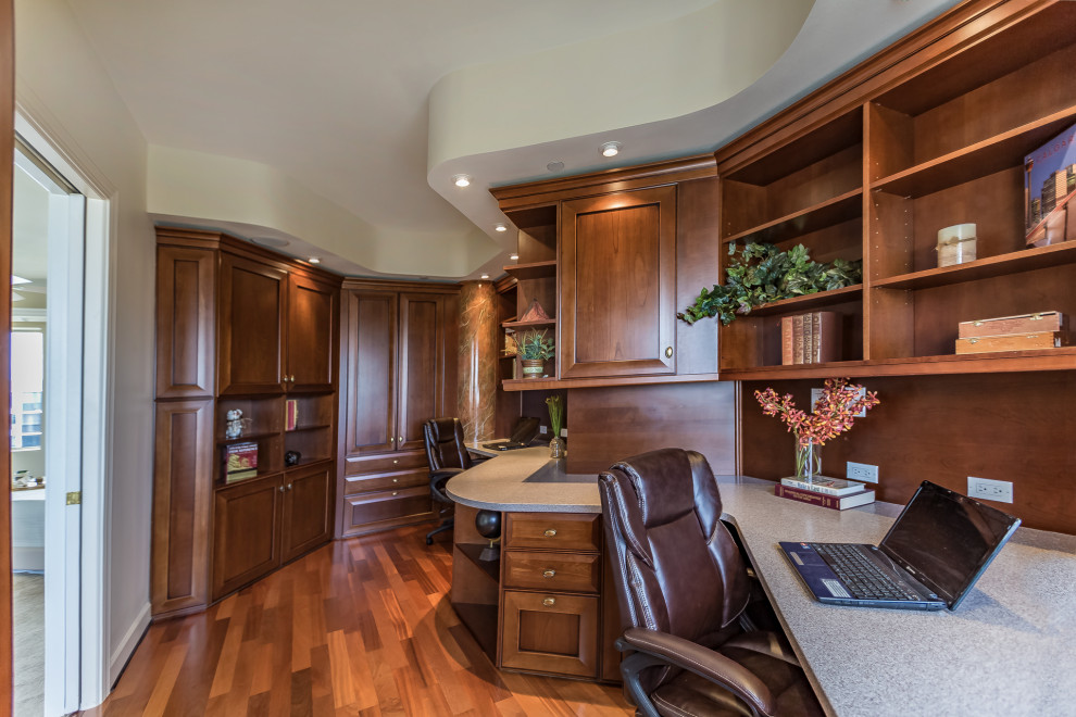 Inspiration pour un bureau design de taille moyenne avec un mur marron, un sol en bois brun, un bureau intégré et un sol marron.