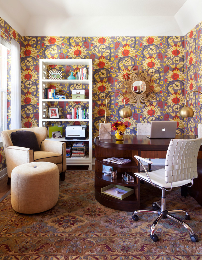 Idee per un ufficio moderno di medie dimensioni con scrivania autoportante e pareti multicolore