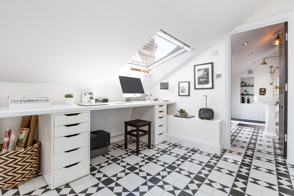 ロンドンにある中くらいなコンテンポラリースタイルのおしゃれなホームオフィス・書斎 (白い壁、造り付け机、マルチカラーの床) の写真