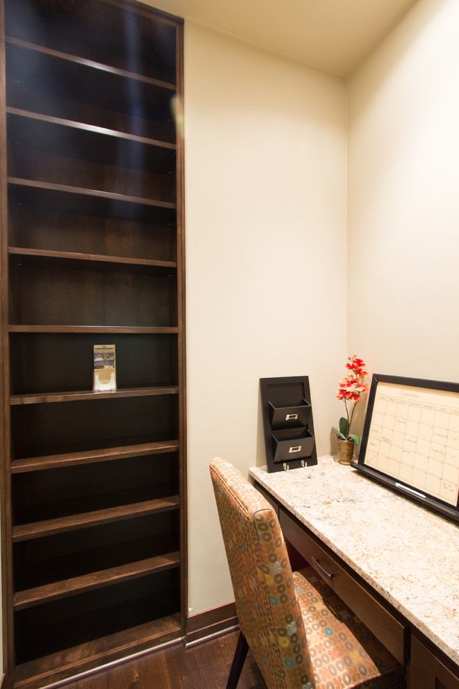 Ejemplo de despacho tradicional renovado con paredes beige, suelo de madera oscura y escritorio empotrado