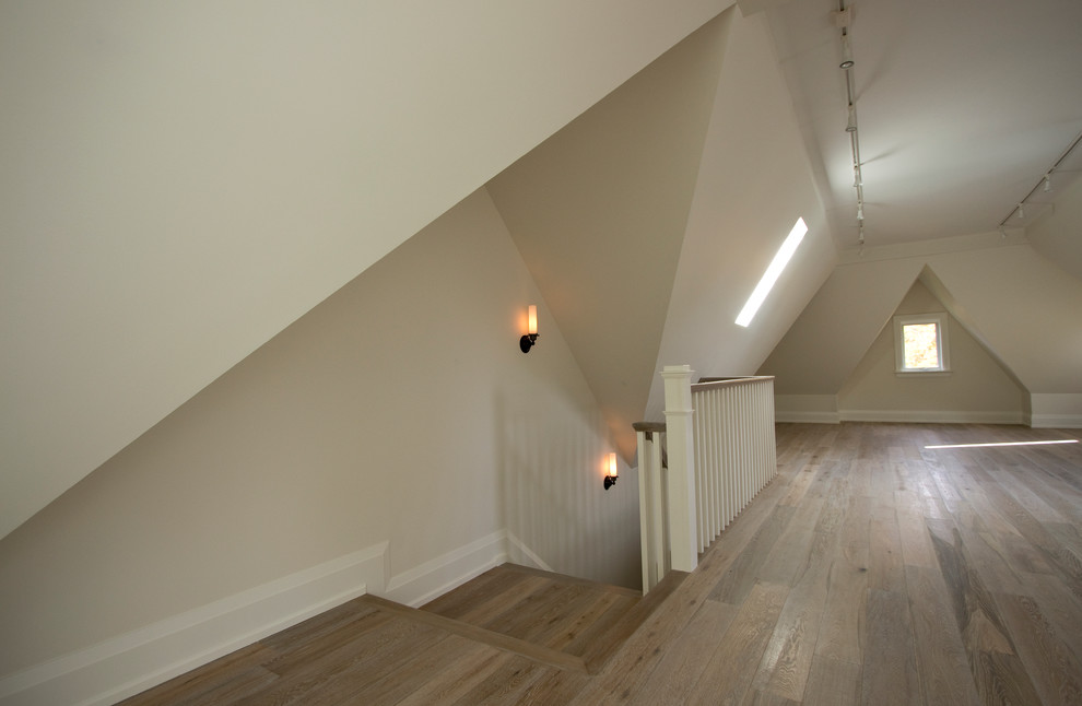 Ejemplo de despacho clásico renovado grande sin chimenea con paredes blancas y suelo de madera clara