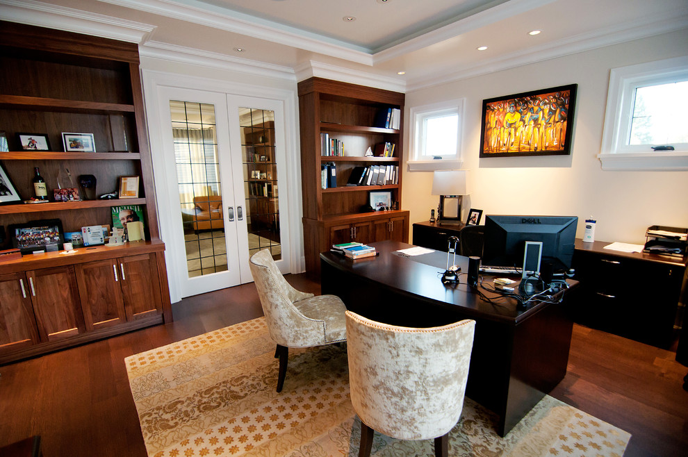 Foto di un grande ufficio classico con pareti bianche, parquet scuro, nessun camino e scrivania autoportante