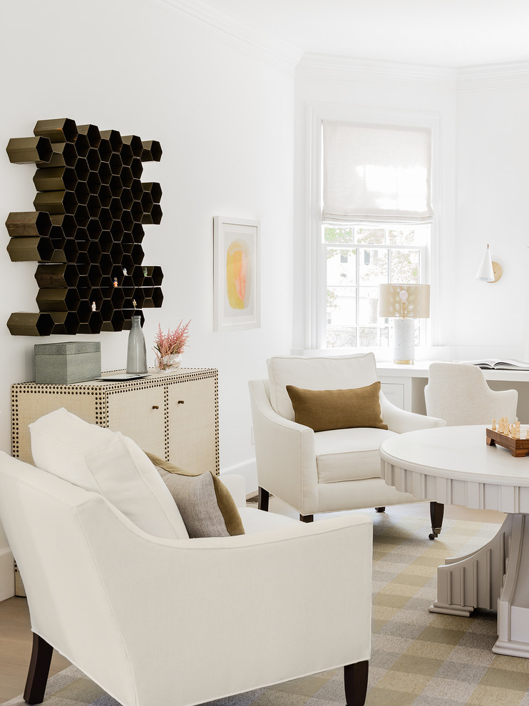 トランジショナルスタイルのおしゃれな書斎 (白い壁、淡色無垢フローリング、造り付け机、グレーの床) の写真