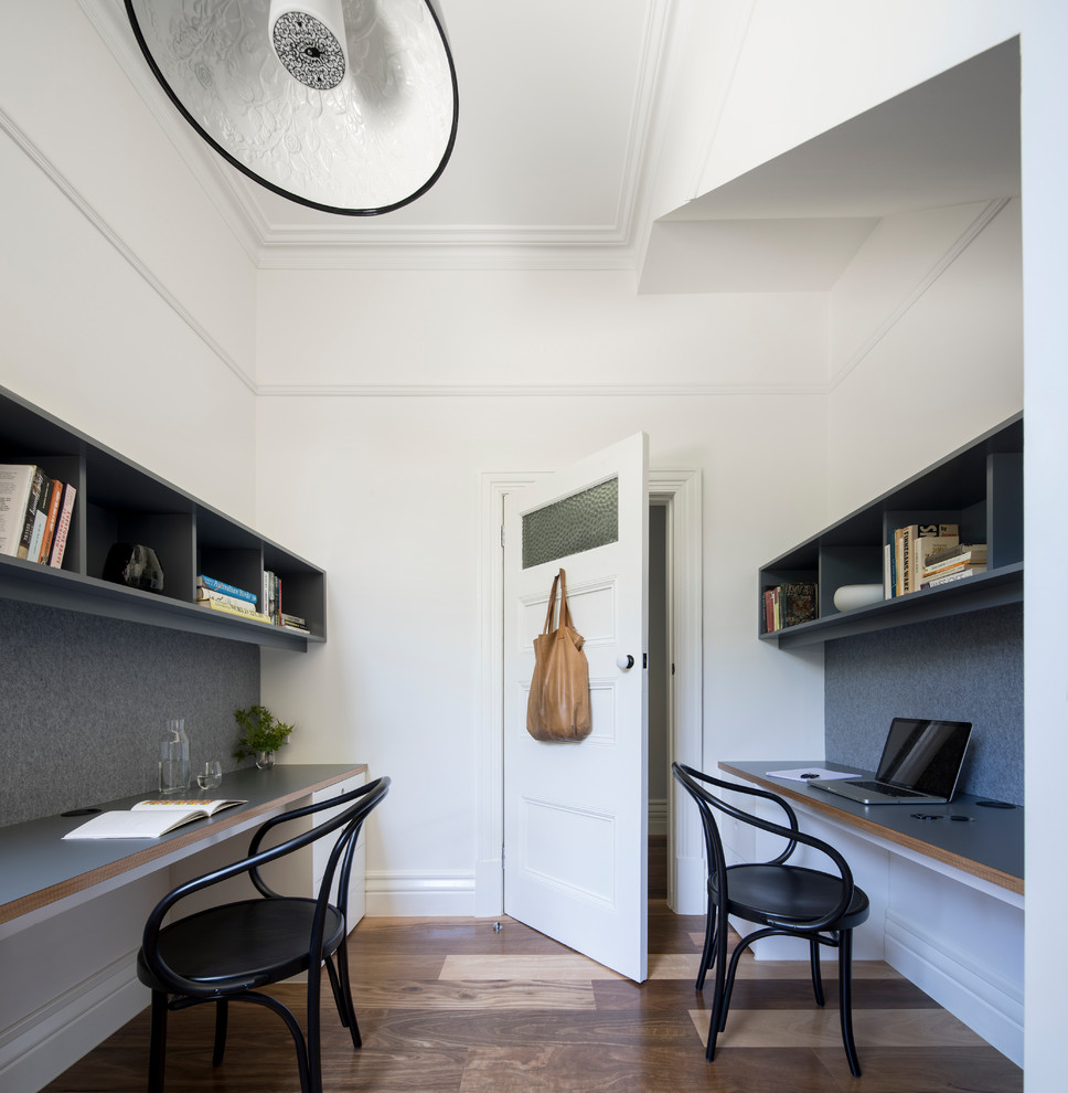 Immagine di un piccolo ufficio american style con pareti bianche, pavimento in legno massello medio, nessun camino e scrivania incassata