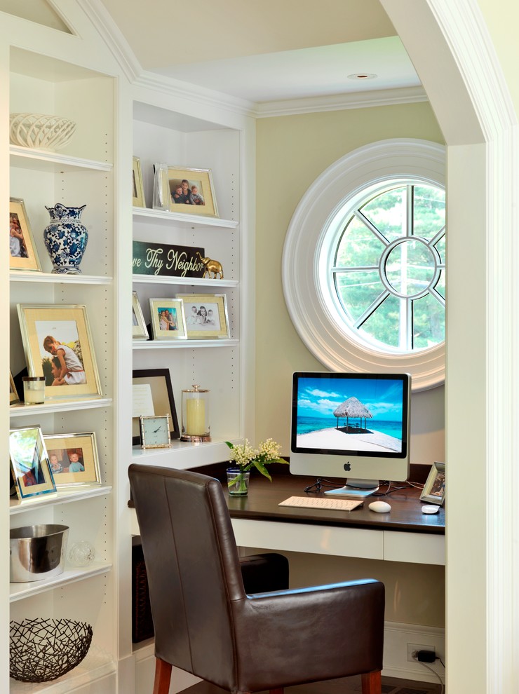 Cette image montre un bureau traditionnel avec un bureau intégré.