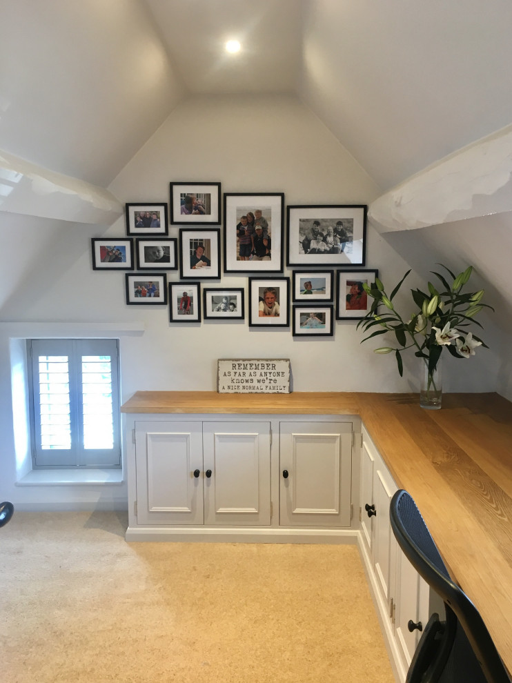 Foto de despacho campestre pequeño sin chimenea con paredes grises, moqueta, escritorio empotrado y suelo beige