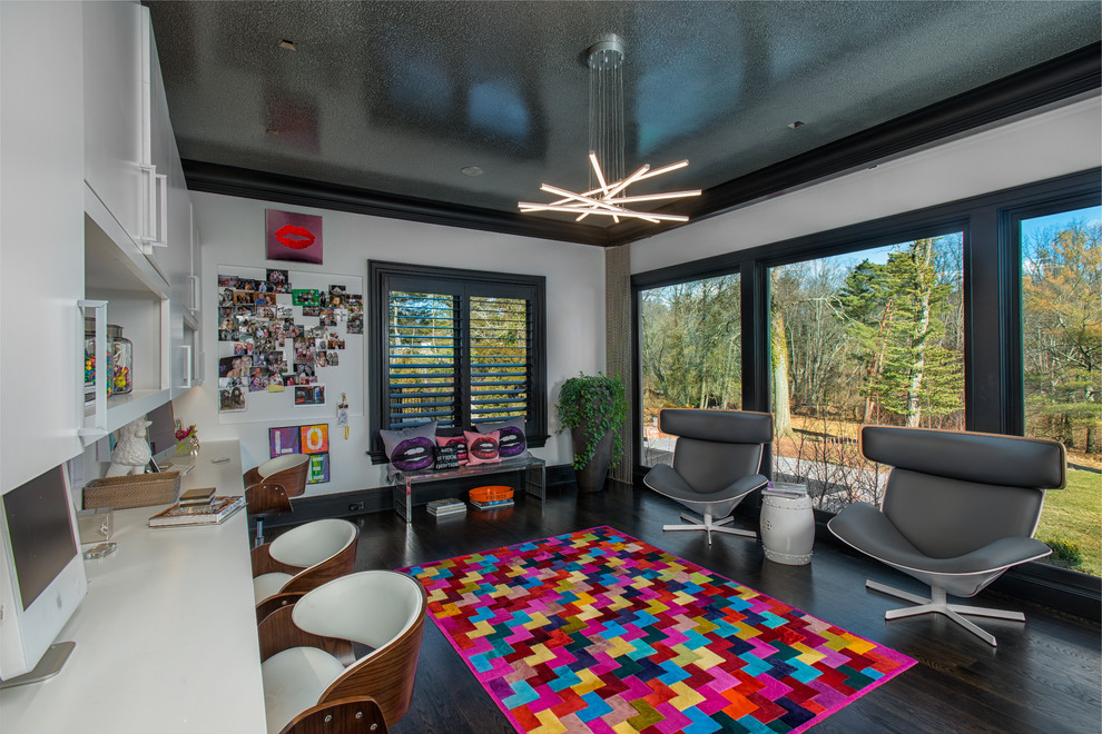 Idée de décoration pour un bureau design avec parquet foncé, un bureau intégré et un sol noir.