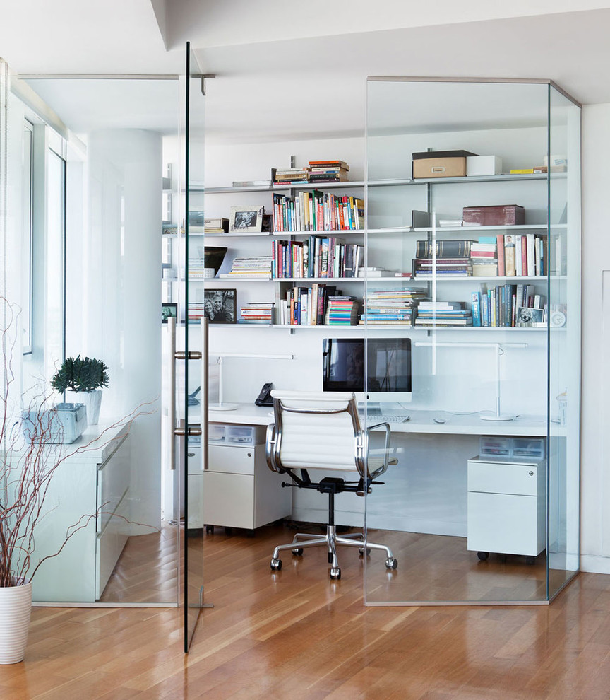 Inspiration pour un bureau design avec un mur blanc, un sol en bois brun, un bureau intégré et un sol marron.