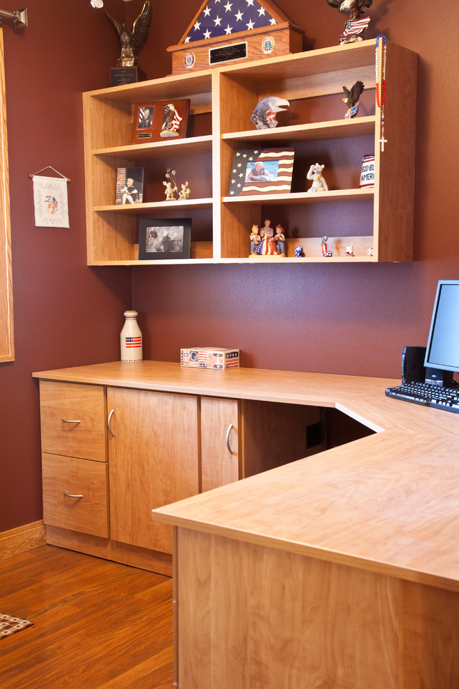Idéer för att renovera ett mellanstort vintage arbetsrum, med röda väggar och ett inbyggt skrivbord