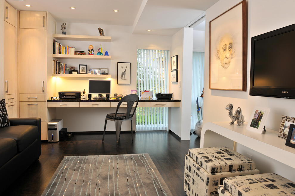Modernes Arbeitszimmer ohne Kamin mit Einbau-Schreibtisch, weißer Wandfarbe und dunklem Holzboden in Sonstige