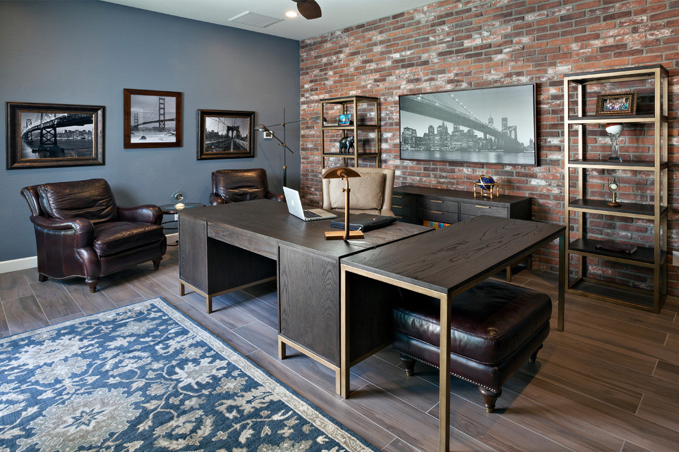 Свежая идея для дизайна: рабочее место среднего размера в современном стиле с синими стенами, полом из керамогранита, отдельно стоящим рабочим столом и коричневым полом - отличное фото интерьера
