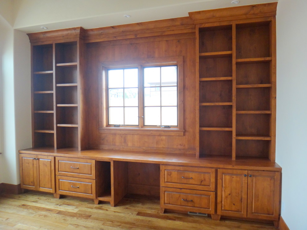 Idéer för att renovera ett stort rustikt hemmabibliotek, med beige väggar, mellanmörkt trägolv och ett inbyggt skrivbord