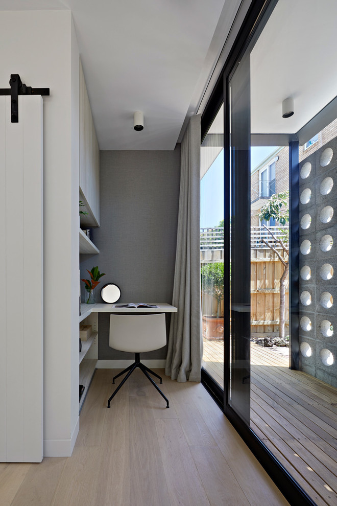 Источник вдохновения для домашнего уюта: рабочее место в стиле ретро с серыми стенами, светлым паркетным полом, встроенным рабочим столом и бежевым полом без камина