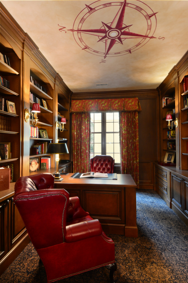 Exempel på ett mellanstort klassiskt arbetsrum, med ett bibliotek, flerfärgade väggar, heltäckningsmatta, ett fristående skrivbord och flerfärgat golv