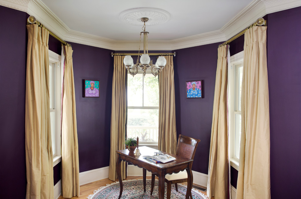 Réalisation d'un petit bureau tradition avec un mur violet, un sol en bois brun et un bureau indépendant.