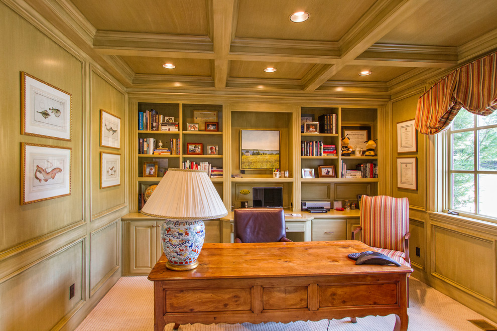 サクラメントにある高級な中くらいなトラディショナルスタイルのおしゃれな書斎 (緑の壁、カーペット敷き、暖炉なし、自立型机、ベージュの床) の写真