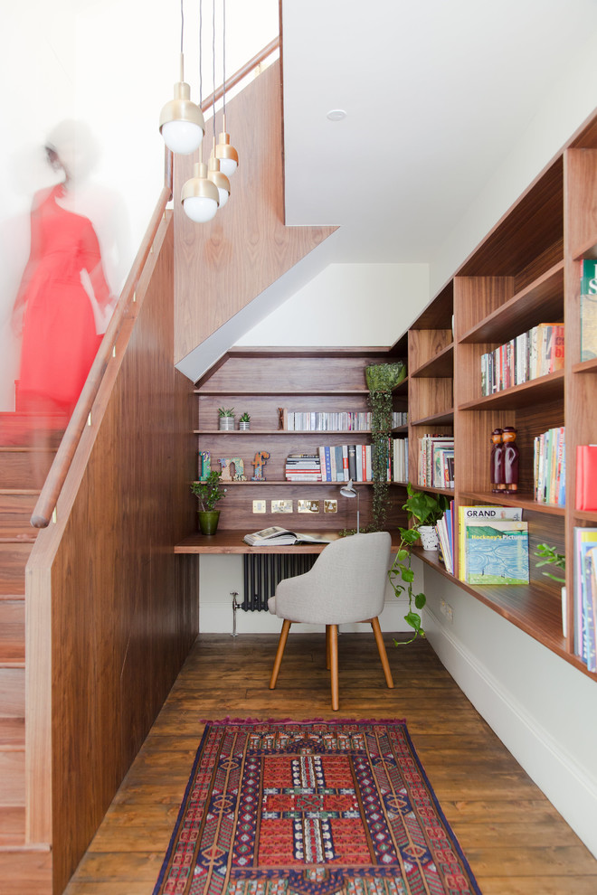 Inspiration för 60 tals hemmabibliotek, med vita väggar, mellanmörkt trägolv, ett inbyggt skrivbord och brunt golv