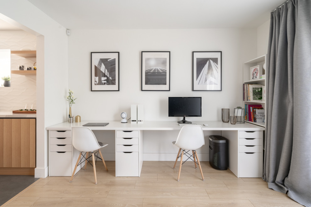 Ispirazione per un grande ufficio moderno con pareti bianche, parquet chiaro, scrivania incassata e pavimento giallo