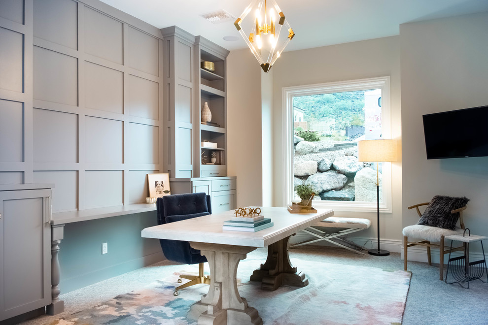 Diseño de despacho clásico renovado con paredes grises, moqueta, escritorio independiente y suelo gris
