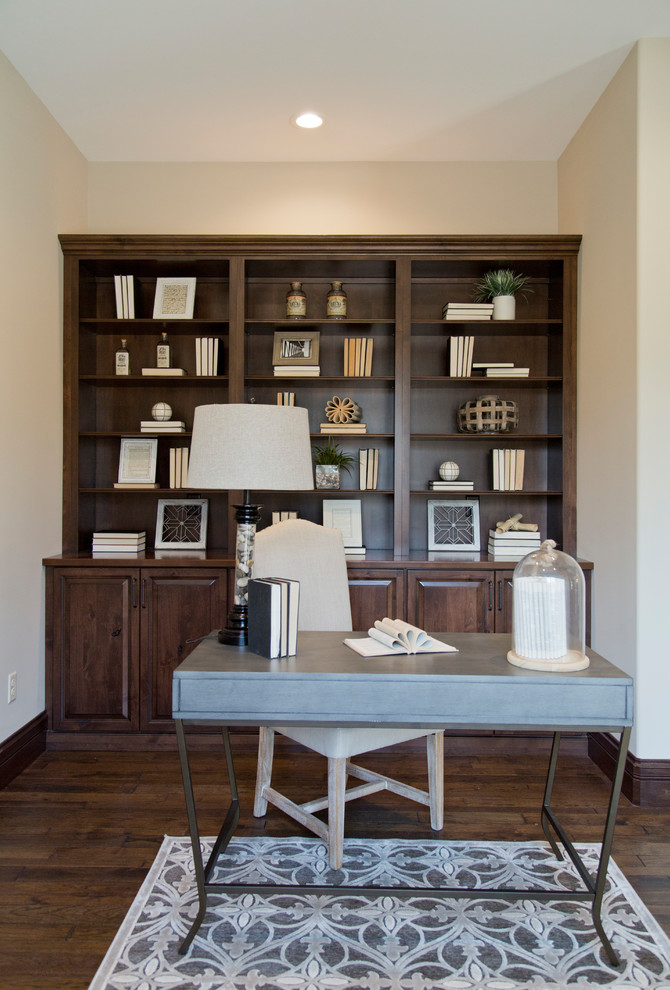 Foto di un ufficio country di medie dimensioni con pareti beige, parquet scuro, scrivania autoportante e pavimento marrone