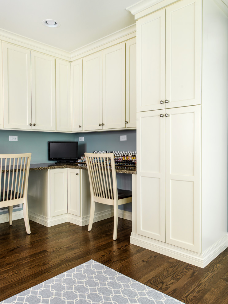 Immagine di una stanza da lavoro classica di medie dimensioni con pareti blu, pavimento in legno massello medio, nessun camino, scrivania incassata e pavimento marrone
