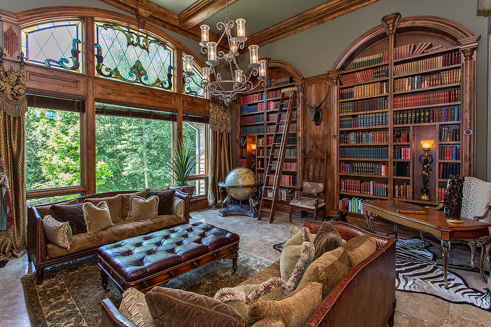 Источник вдохновения для домашнего уюта: домашняя библиотека в классическом стиле с серыми стенами, отдельно стоящим рабочим столом и бежевым полом