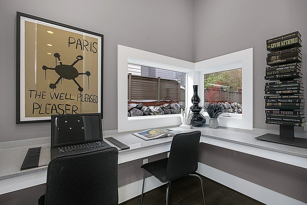 Esempio di uno studio moderno con pareti grigie, parquet scuro, nessun camino e scrivania incassata