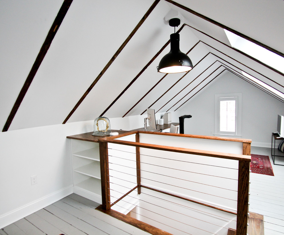 Diseño de despacho campestre de tamaño medio sin chimenea con paredes blancas, suelo de madera pintada, escritorio empotrado y suelo gris