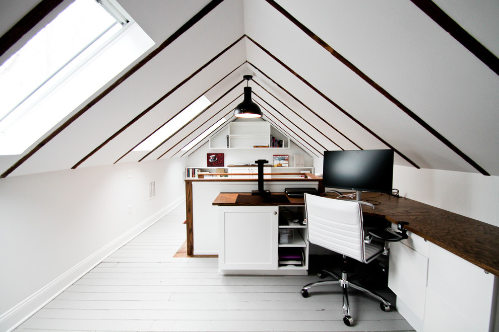 На фото: рабочее место среднего размера в стиле неоклассика (современная классика) с белыми стенами, деревянным полом, встроенным рабочим столом и серым полом без камина