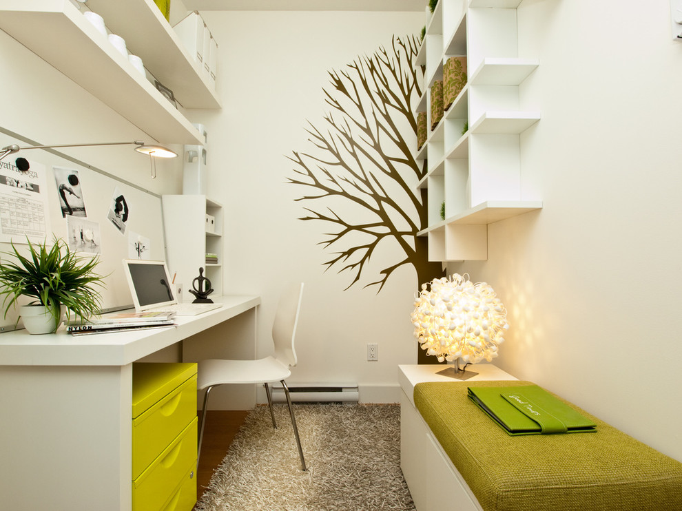 Идея дизайна: кабинет в современном стиле с белыми стенами и темным паркетным полом