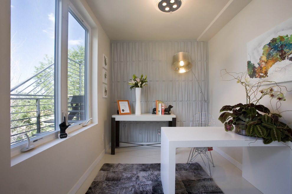 На фото: кабинет в современном стиле с белыми стенами, отдельно стоящим рабочим столом и бежевым полом с