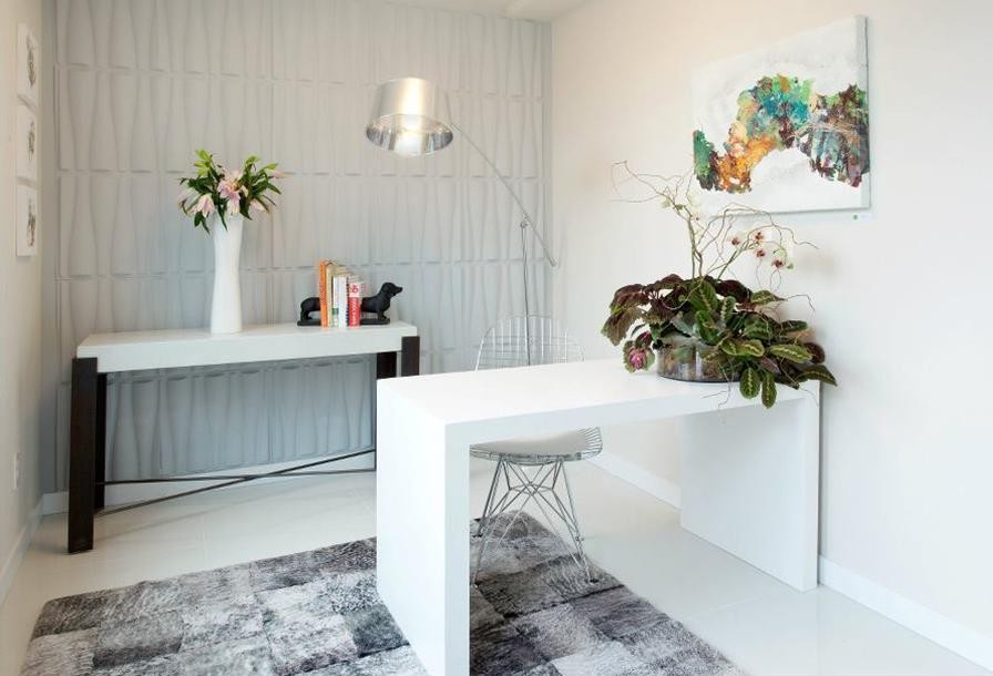 На фото: маленький кабинет в стиле модернизм с отдельно стоящим рабочим столом, белыми стенами и бежевым полом для на участке и в саду