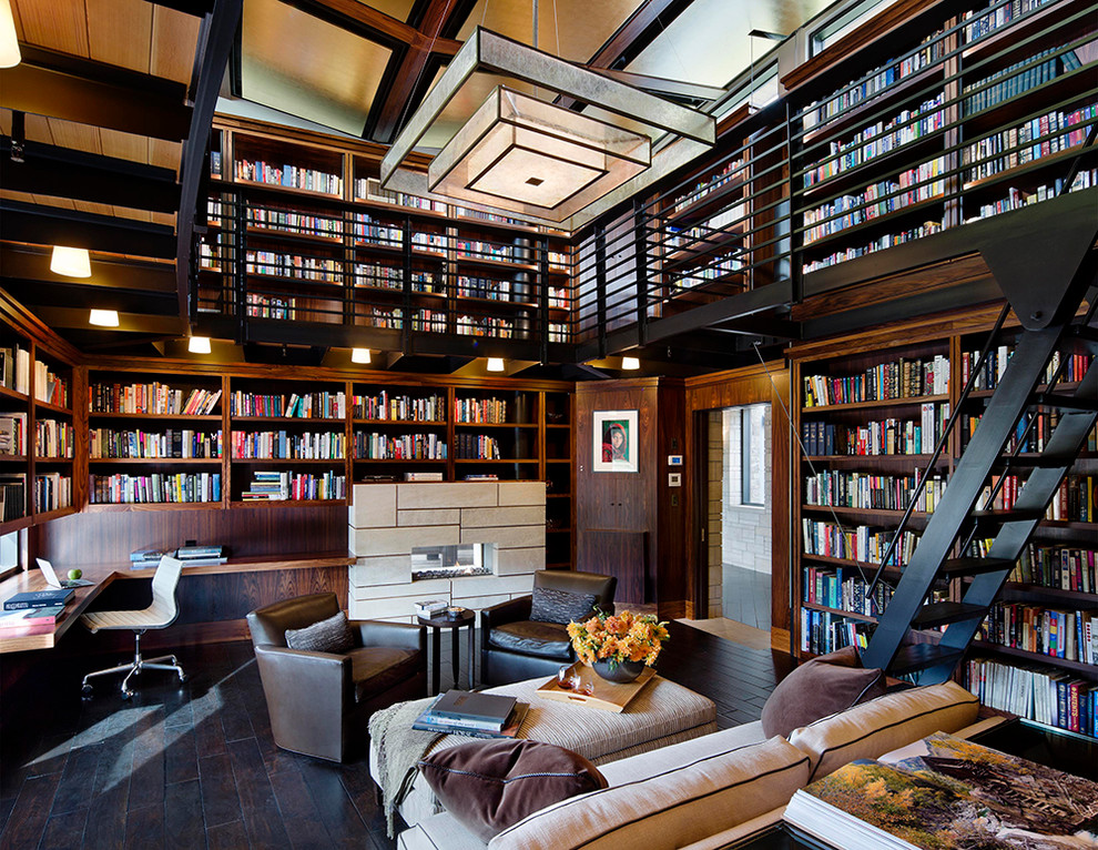 他の地域にあるコンテンポラリースタイルのおしゃれな書斎 (濃色無垢フローリング、横長型暖炉、造り付け机) の写真