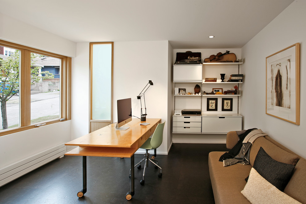 Mittelgroßes Mid-Century Arbeitszimmer ohne Kamin mit Korkboden, Arbeitsplatz, weißer Wandfarbe und Einbau-Schreibtisch in Seattle