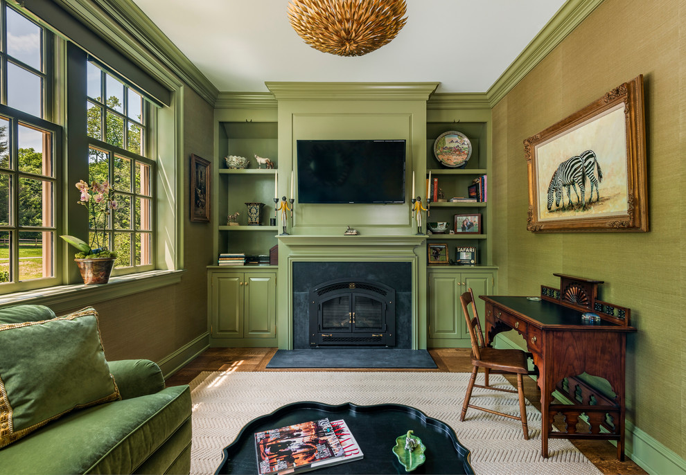 フィラデルフィアにある中くらいなトラディショナルスタイルのおしゃれな書斎 (緑の壁、無垢フローリング、標準型暖炉、自立型机、石材の暖炉まわり) の写真
