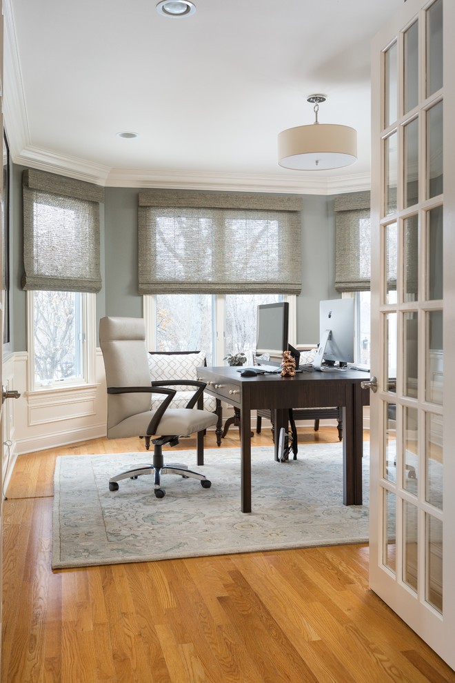 シカゴにある中くらいなトランジショナルスタイルのおしゃれな書斎 (グレーの壁、淡色無垢フローリング、自立型机、茶色い床、暖炉なし) の写真