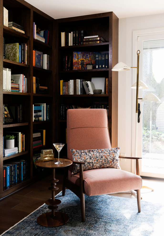 Источник вдохновения для домашнего уюта: домашняя библиотека среднего размера в стиле ретро