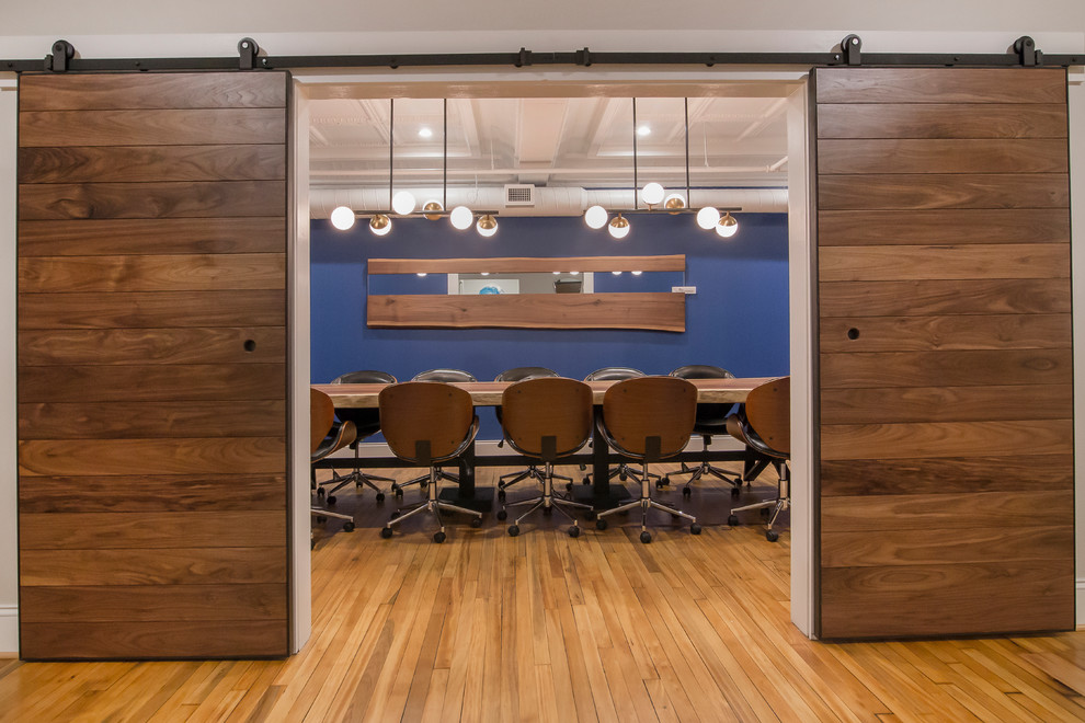 Diseño de despacho extra grande con paredes azules y escritorio independiente