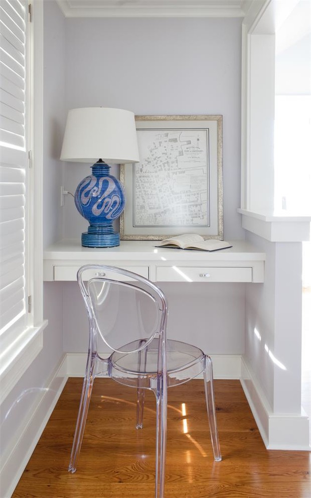 Источник вдохновения для домашнего уюта: маленький кабинет в стиле неоклассика (современная классика) с фиолетовыми стенами, паркетным полом среднего тона и встроенным рабочим столом для на участке и в саду