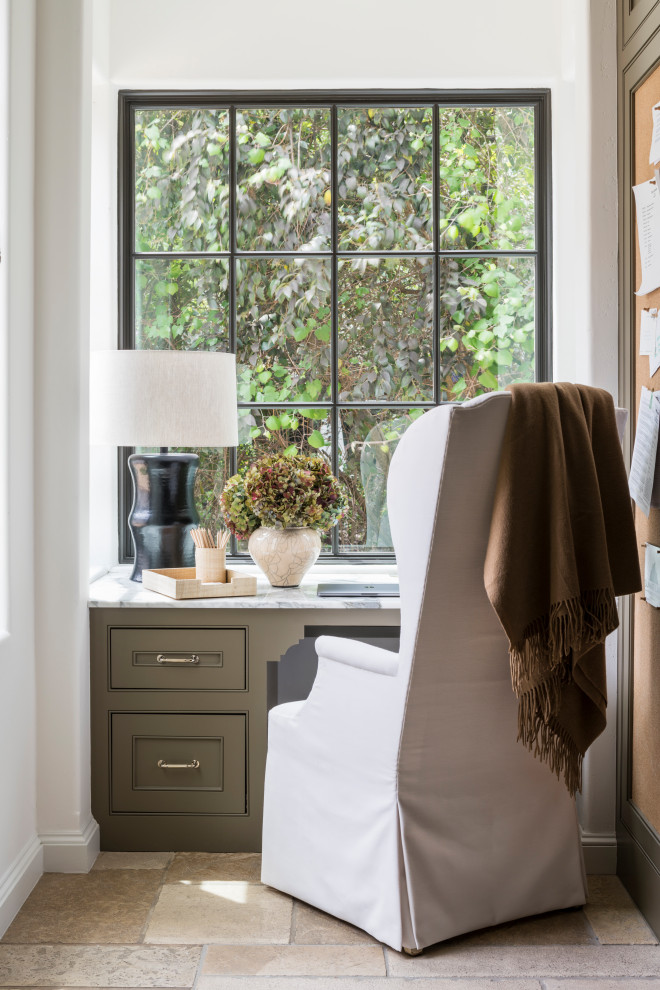 オースティンにあるお手頃価格の小さなトランジショナルスタイルのおしゃれなホームオフィス・書斎 (白い壁、セラミックタイルの床、造り付け机、ベージュの床) の写真