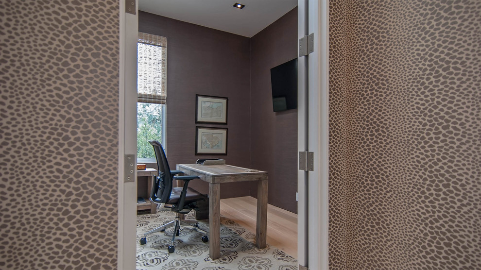 Inspiration för ett litet funkis arbetsrum, med bruna väggar, ljust trägolv och ett fristående skrivbord