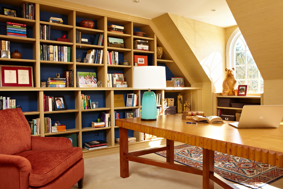 Diseño de despacho tradicional con paredes azules, moqueta y escritorio independiente