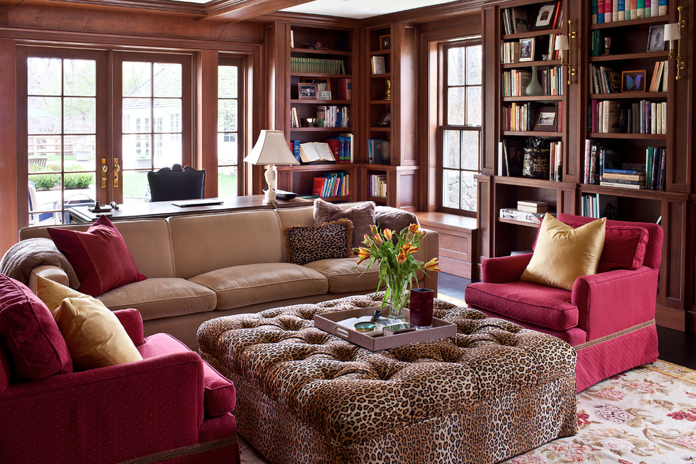 Idée de décoration pour un bureau tradition de taille moyenne avec une bibliothèque ou un coin lecture, parquet foncé, un mur marron et un bureau intégré.