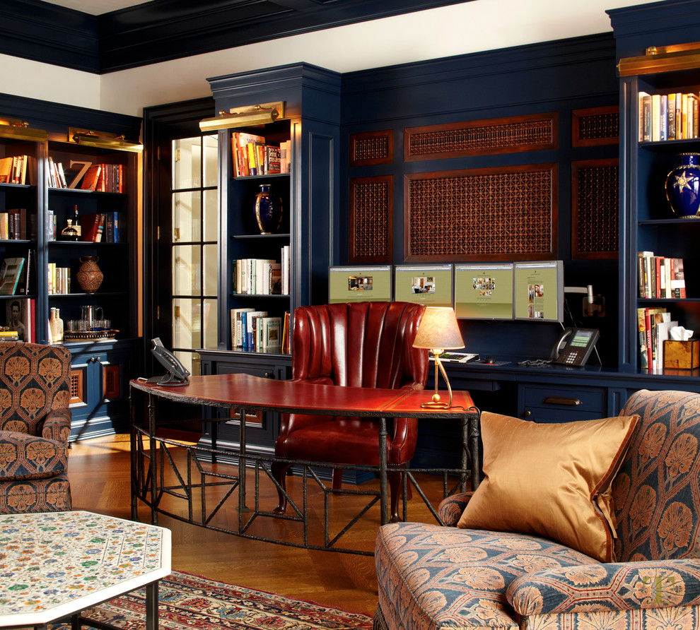 На фото: кабинет в классическом стиле с синими стенами и отдельно стоящим рабочим столом