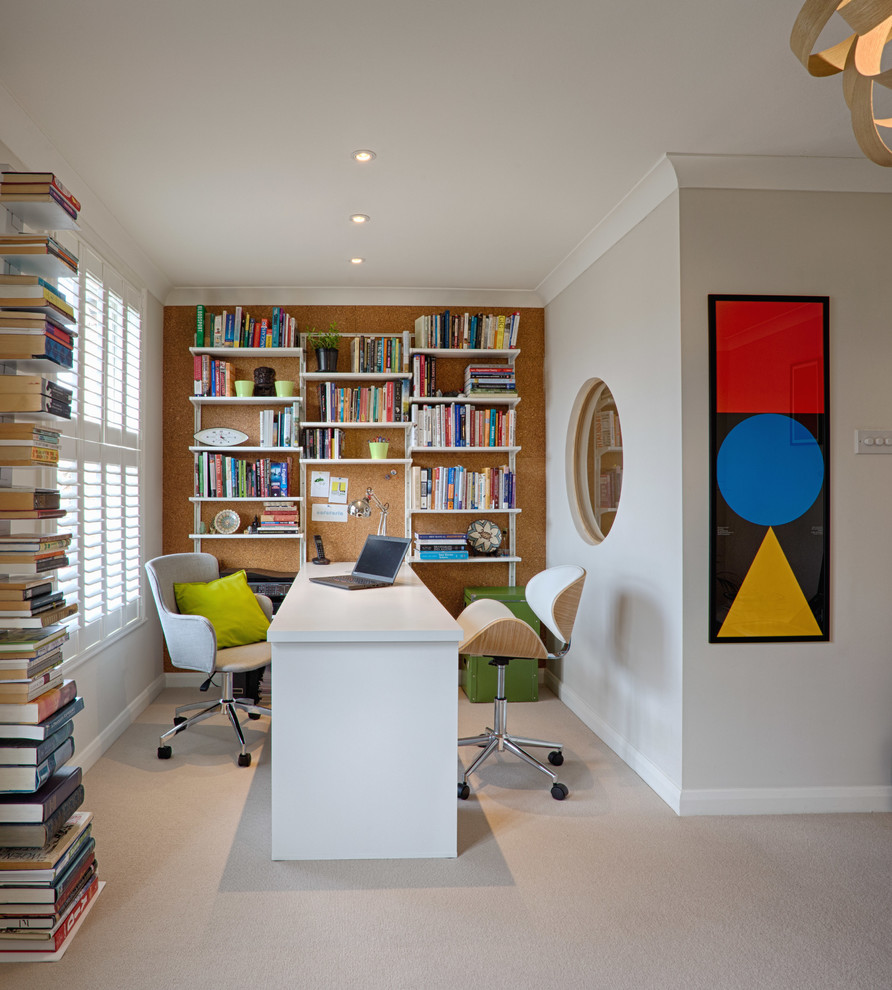 Modernes Arbeitszimmer mit Arbeitsplatz, grauer Wandfarbe, freistehendem Schreibtisch und beigem Boden in Hampshire