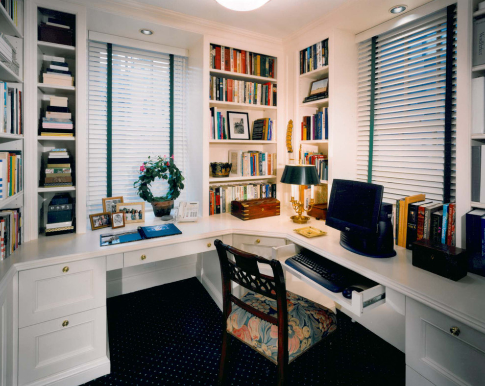 Mittelgroßes Klassisches Arbeitszimmer ohne Kamin mit weißer Wandfarbe, Teppichboden und Einbau-Schreibtisch in New York